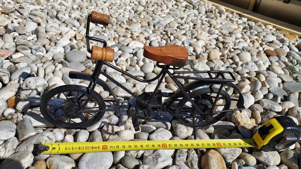 Bicicleta em meta para decorar a sua casa