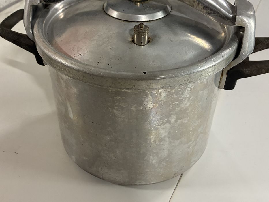 Panela de pressão grande