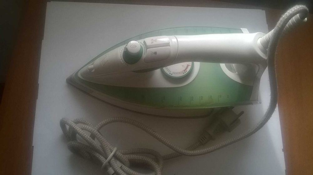 Утюг Braun 4661 SI17610 на запчасти( рабочий но клееный и течет)