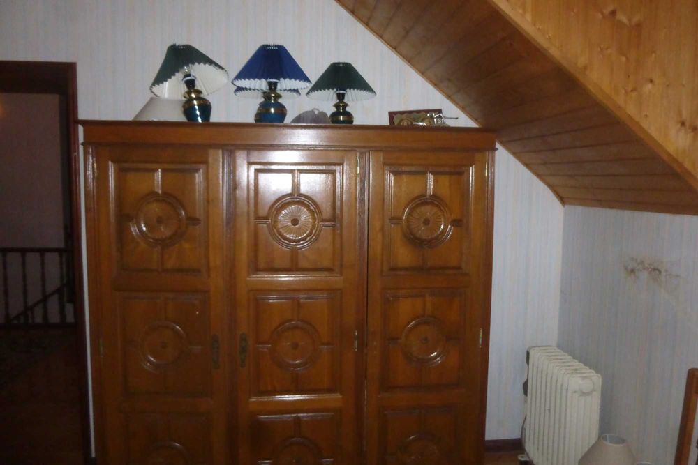 Cama com armário , mesinhas de cabeceira e 2 cadeiras