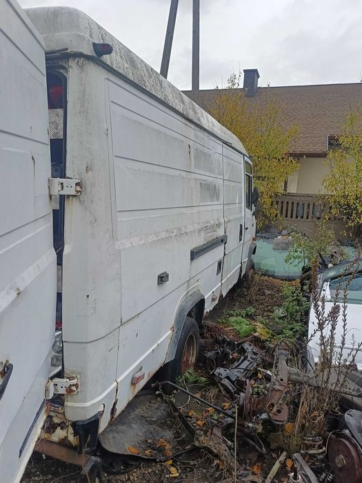 mercedes 609D bez silnika i skrzyni samochód na części