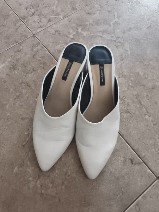 Sapatos brancos.