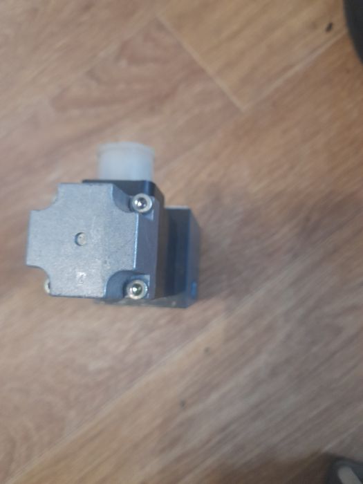 Гідророзподільник         BoscH  0810090106 новий