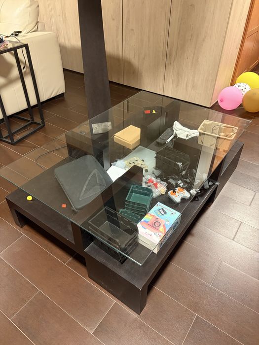 Mesa de centro com tampo em vidro