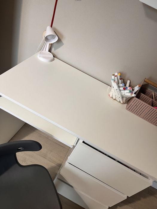 Zestaw biurko krzesło półki wiszące lampka ikea