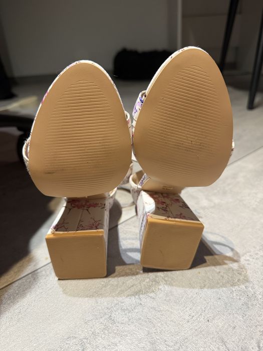 buty na koturnie