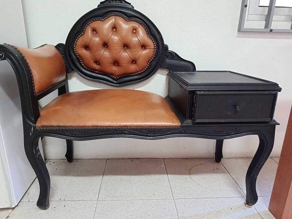 Cadeira com móvel para telefone.