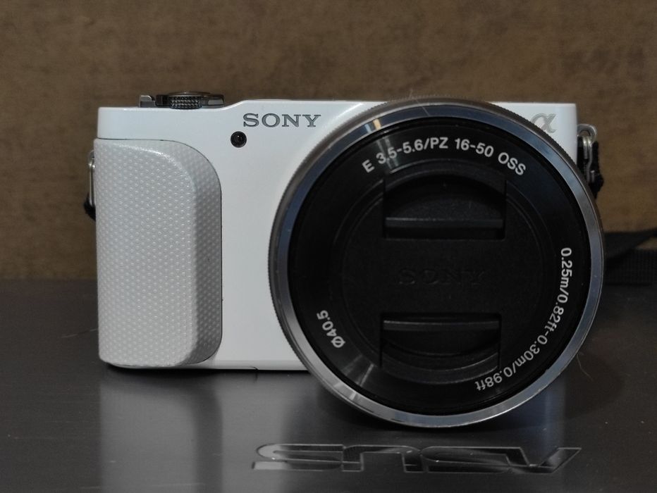 4200 кадрів Беззеркальний Sony Alpha Nex-3N + SONY PZ 16-50 OSS