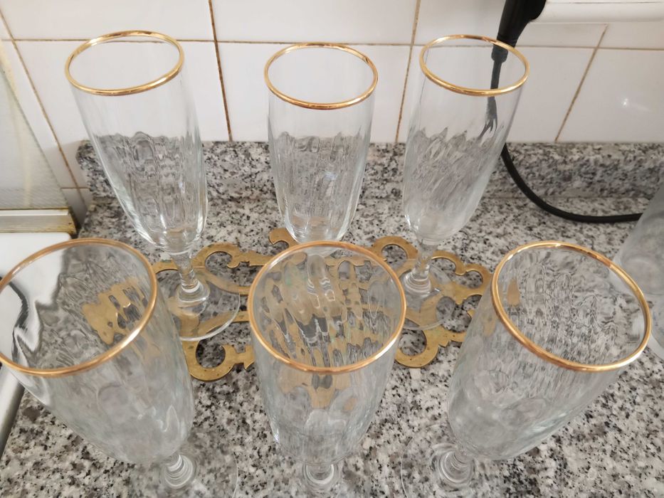 Set 6 copos champanhe risca dourada.