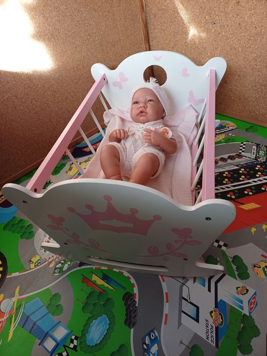 Boneca com roupa e cama