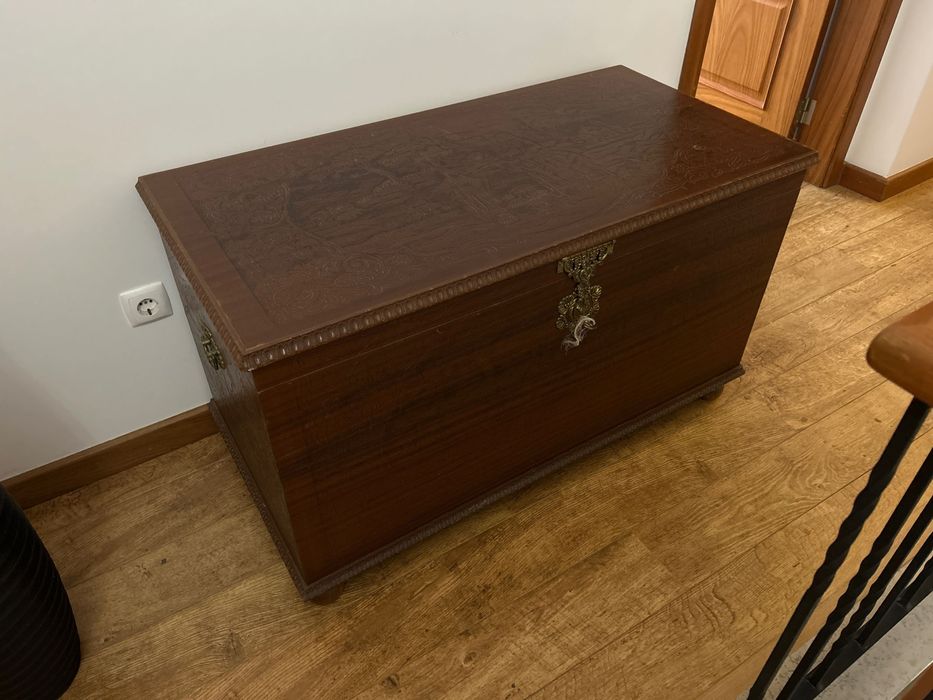 Arca em madeira maciça