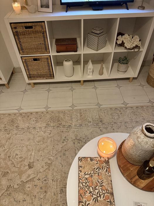 Estante Kallax Ikea branca 8 cubos e pés em madeira