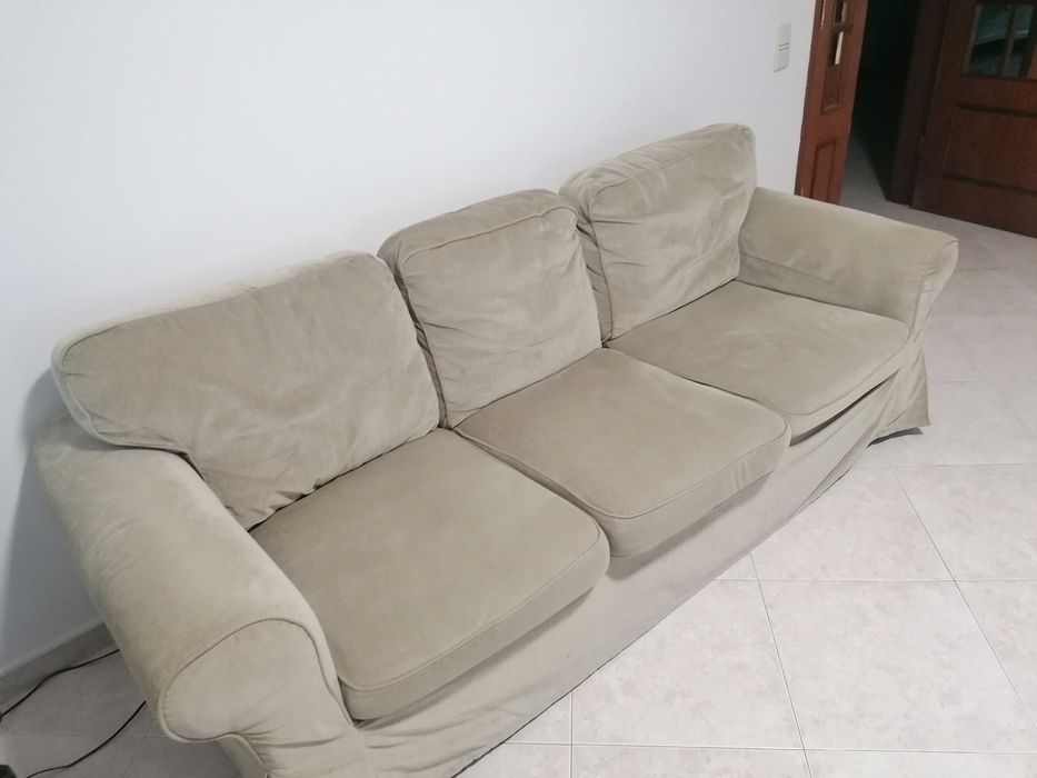 Sofá e mesas de plástico com duas cadeiras