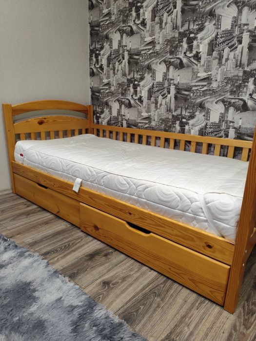 Ліжко полуторне  з матрасом