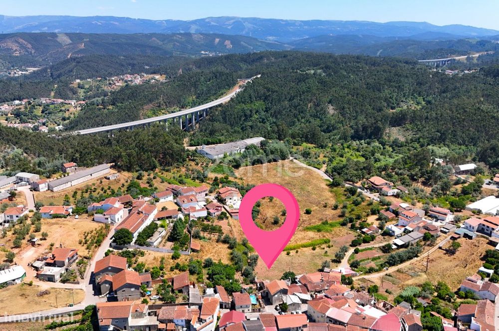 Moradia em ruínas com terreno