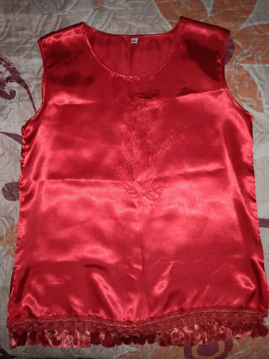 Блуза(майка) атласная красная р.46-48, в хорошем состоянии