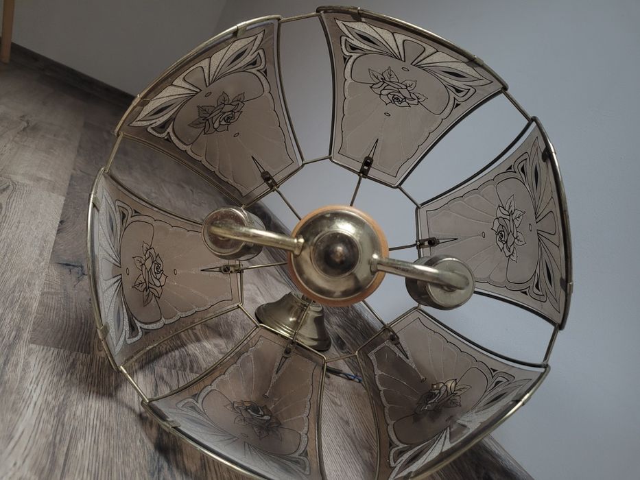 Lampa ze zdobieniami złota