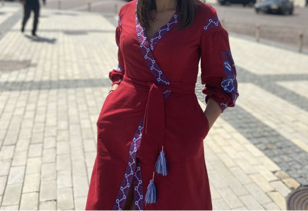 Продам вишиту сукню та вечірню