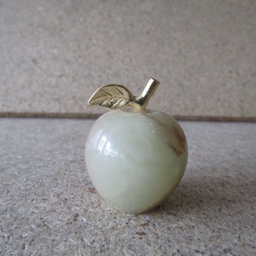 Статуэтка декоративное украшение яблоко оникс