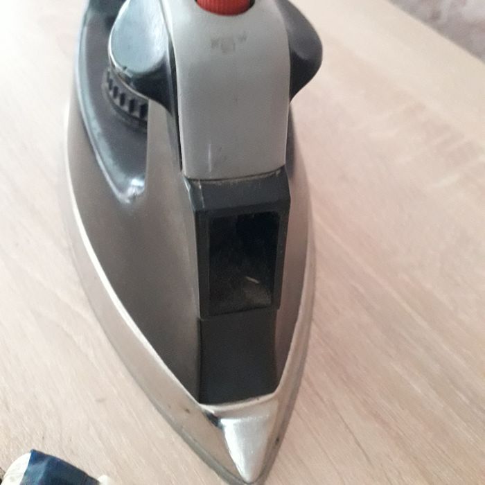 Утюг рабочий, техника.