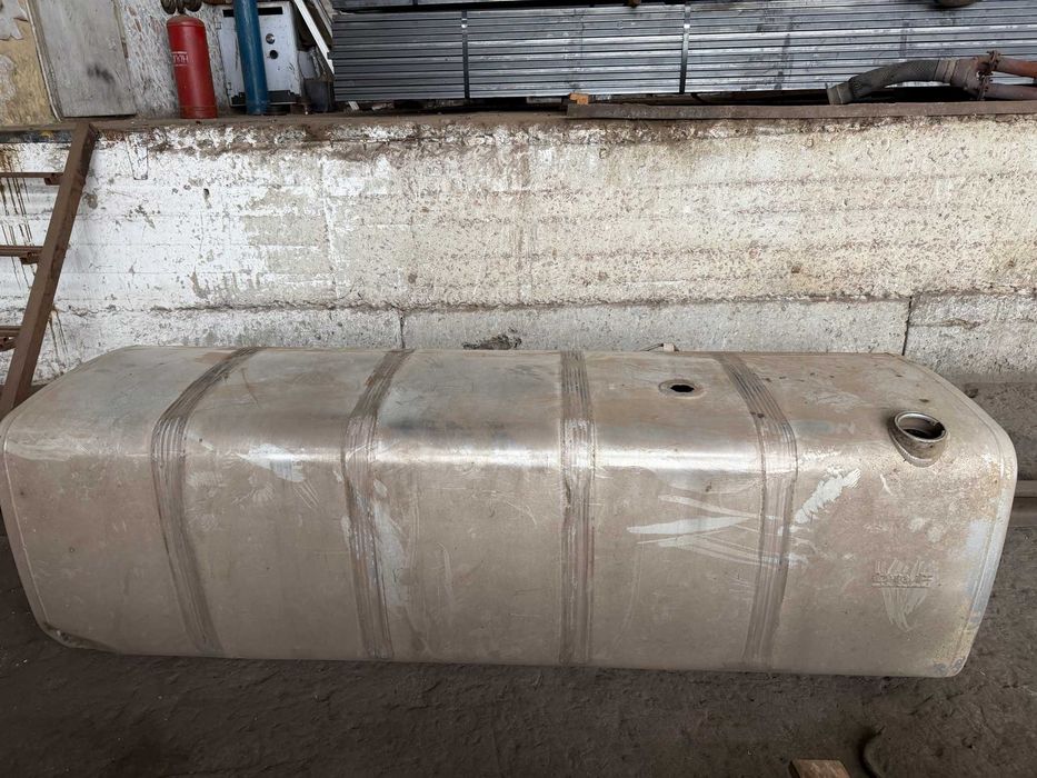 Паливні баки від DAF на 200л і 800л