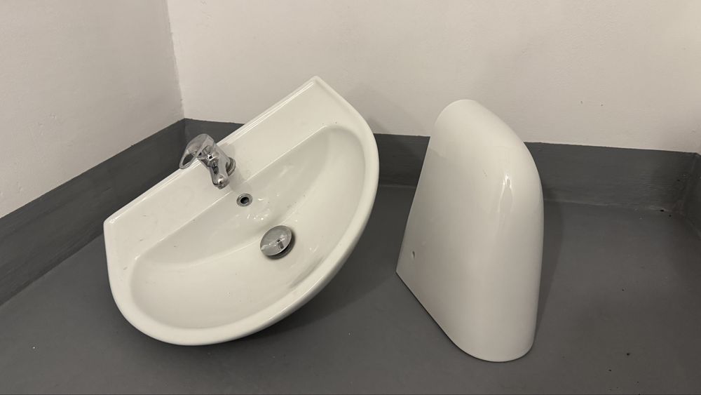 biała umywalka ceramiczna