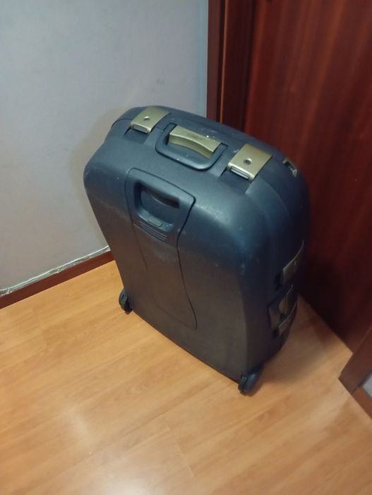 Vendo Mala de viagem rígida 30 Kilos mala de porão