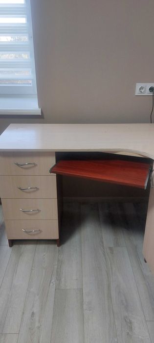 Стіл письмовий для  навчання чи роботи.