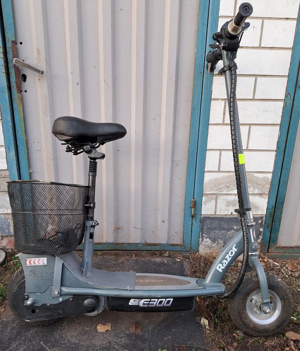 Продам електросамокат Razor E300