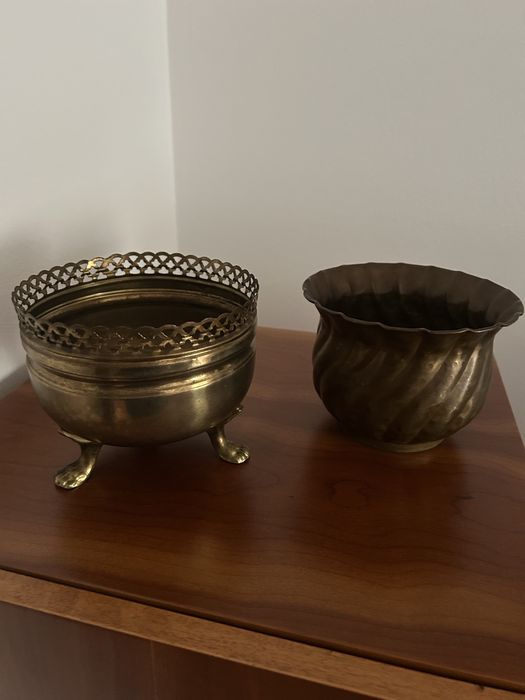 Vendo dois vasos em latao.