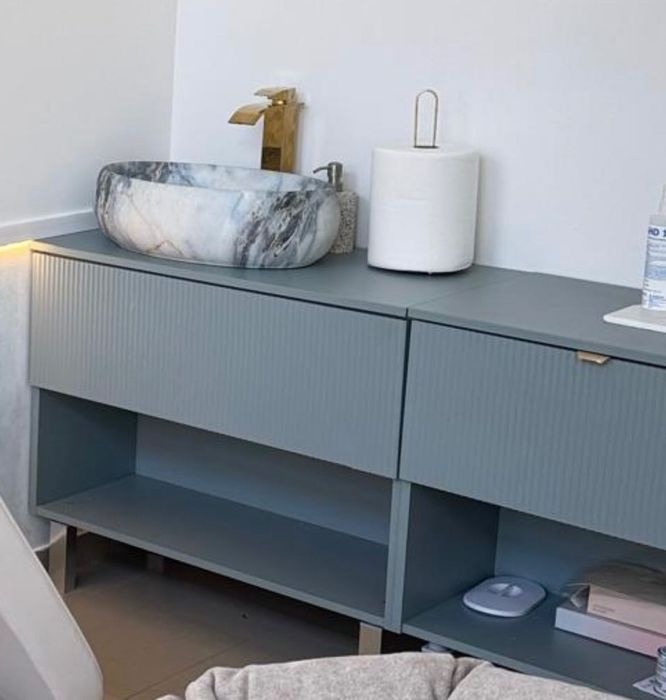 Szafki łazienkowe lub kosmetyczne  z umywalką i baterią