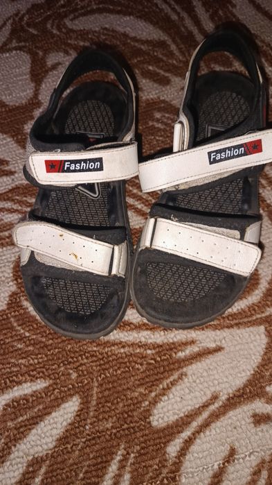 Продам сандалі на дівчинку розмір 35