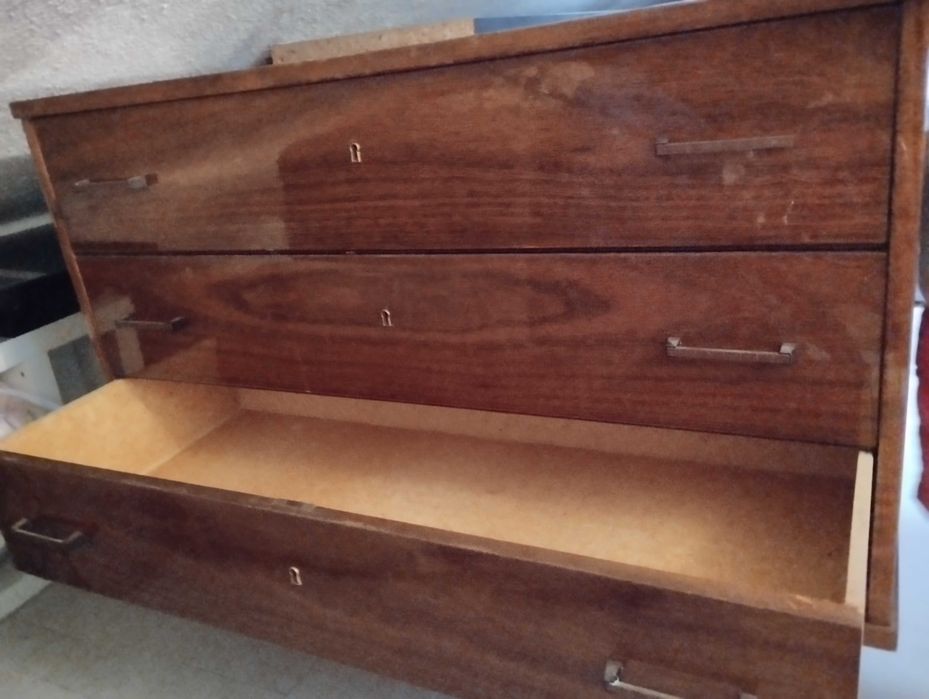 Cómoda madeira pés palito, alto brilho