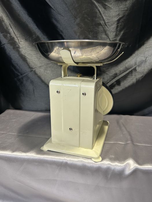 Waga kuchenna – Kremowa z metalowym talerzykiem – Skala do 5 kg