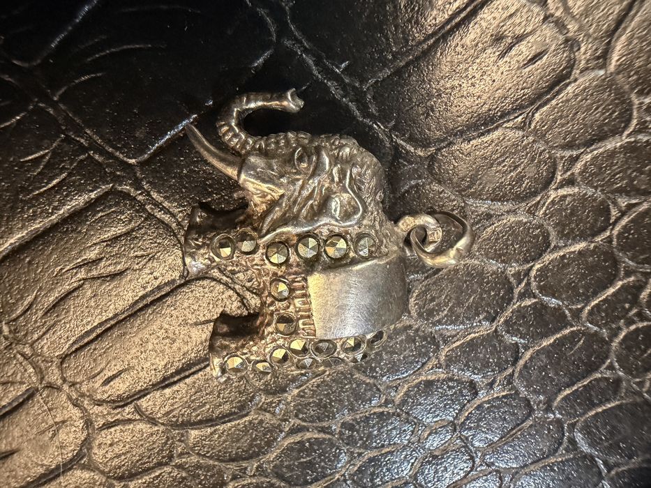 Elefante de prata com marcassites para fio