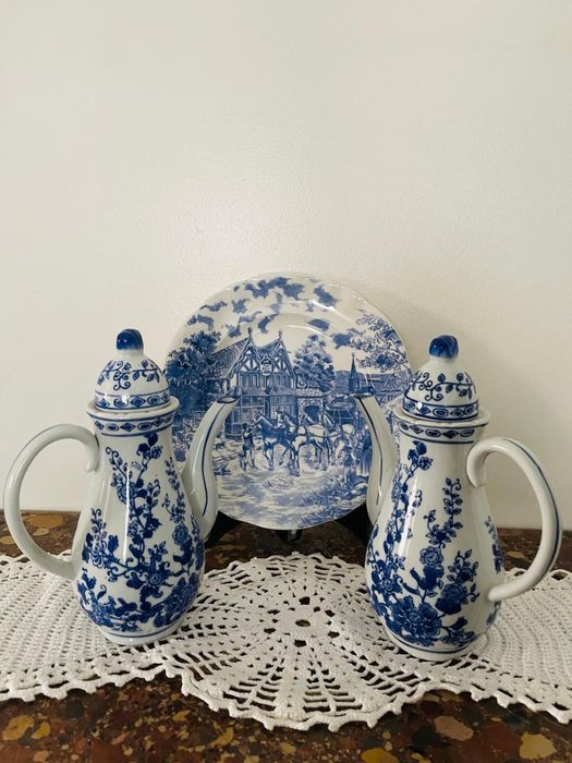 Bules de chá e prato vintage em tons de azul e branco