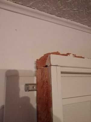 Białe drzwi wewnętrzne lewostronne razem z futryną