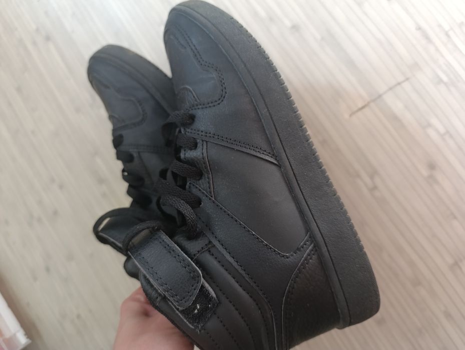 Високі кросівки р.38