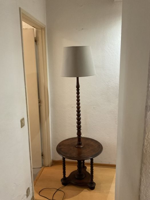 Candeeiro de pé com mesa de apoio