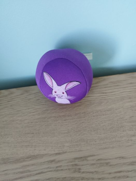 mała fioletowa piłka