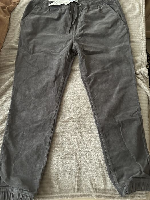 Młodzieżowe bluzy oraz spodnie