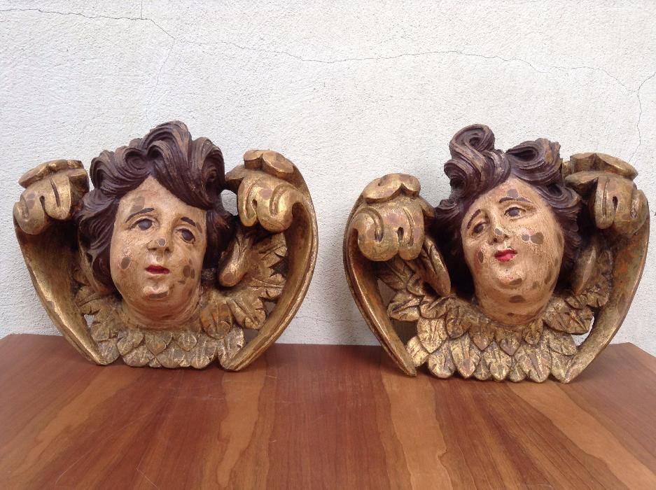Par de imagens anjos em madeira de castanho com pintura a óleo/dourado