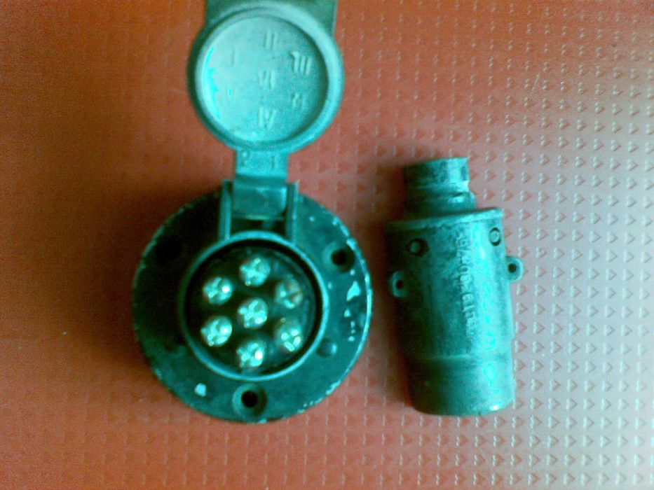 Разъём электрический и тросик страховки прицепа