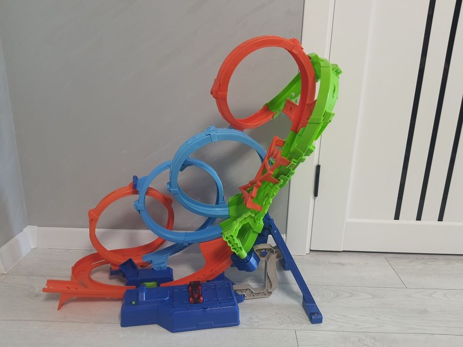 Трек Hot Wheels Action Шалені віражі та петлі (HXR70)