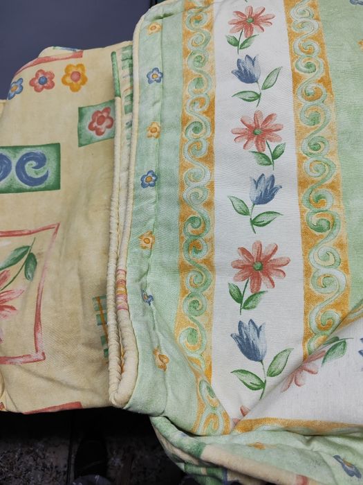 Colcha de cama de casal tem cortinas iguais