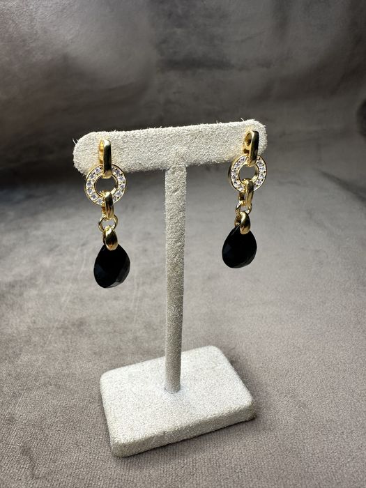 Brincos em prata dourada com zirconeas e onix