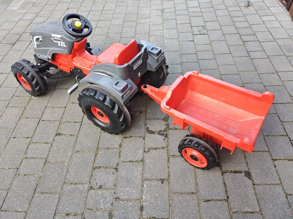 Traktor na pedały z przyczepką