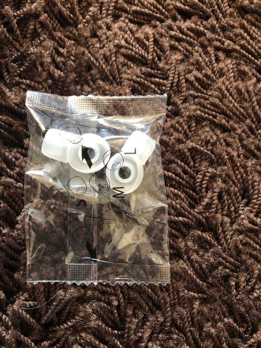 protecção de auriculares novos em plástico