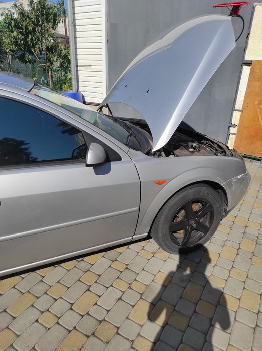 Машина на повному ходу сів і поїхав.