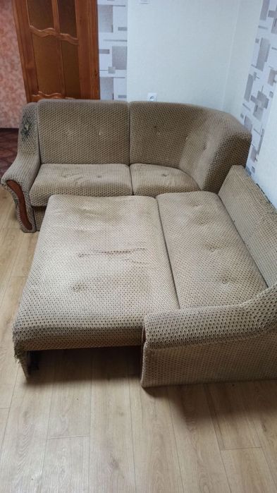 Кутовий диван у вітальню